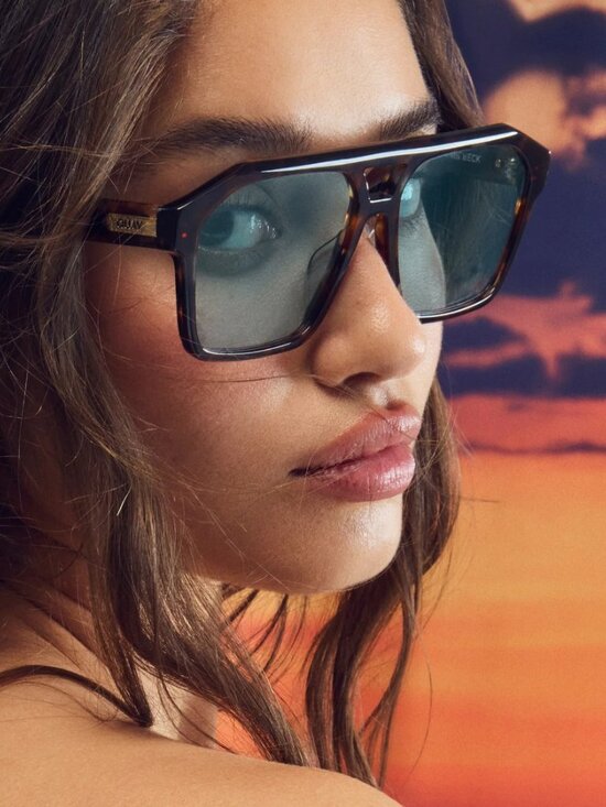 NEW Quay Soundcheck Amber Tort Frame / Aqua Lens square aviators SKU 80877 Case main image 6